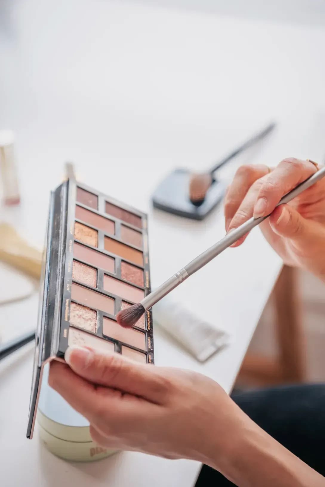 Wimpern- und Augenbrauenstyling